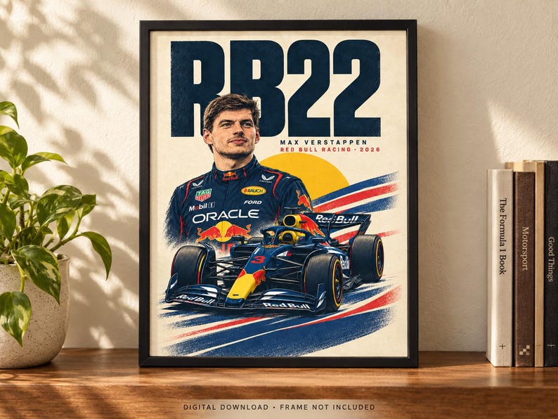 Pu&ograve; includere: Un poster incorniciato con un ritratto di Max Verstappen sopra una vettura di Formula 1 Red Bull Racing. Il testo riporta RB22, Max Verstappen e Red Bull Racing 2024. Il design include un sole giallo e strisce da corsa rosse, bianche e blu.