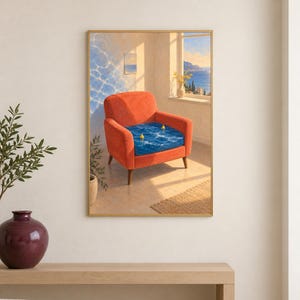 Puede incluir: Una l&aacute;mina de arte mural enmarcada que muestra un sill&oacute;n naranja vibrante en una habitaci&oacute;n iluminada por el sol. El coj&iacute;n del asiento es una piscina de agua azul con dos limones amarillos flotando. Una ventana muestra una vista al mar.