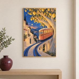 K&ouml;nnte beinhalten: Ein gerahmter Wandkunstdruck, der eine rote Stra&szlig;enbahn zeigt, die in der D&auml;mmerung auf Schienen durch eine K&uuml;stenstadt f&auml;hrt. Ein gro&szlig;er Baum mit leuchtend gelben Zitronen h&auml;ngt &uuml;ber der Bahn, im Hintergrund wei&szlig;e Geb&auml;ude und das Meer.