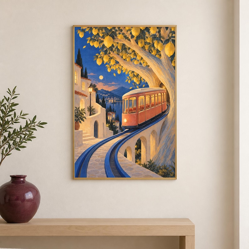 K&ouml;nnte beinhalten: Ein gerahmter Wandkunstdruck, der eine rote Stra&szlig;enbahn zeigt, die in der D&auml;mmerung auf Schienen durch eine K&uuml;stenstadt f&auml;hrt. Ein gro&szlig;er Baum mit leuchtend gelben Zitronen h&auml;ngt &uuml;ber der Bahn, im Hintergrund wei&szlig;e Geb&auml;ude und das Meer.