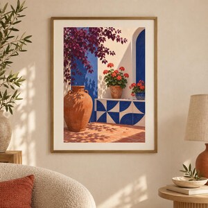 Pu&ograve; includere: Una stampa d'arte da parete incorniciata che raffigura una scena mediterranea con una grande anfora in terracotta, gerani rossi in vaso e una parete piastrellata blu e bianca. La composizione presenta ombre profonde di rami di bouganville.