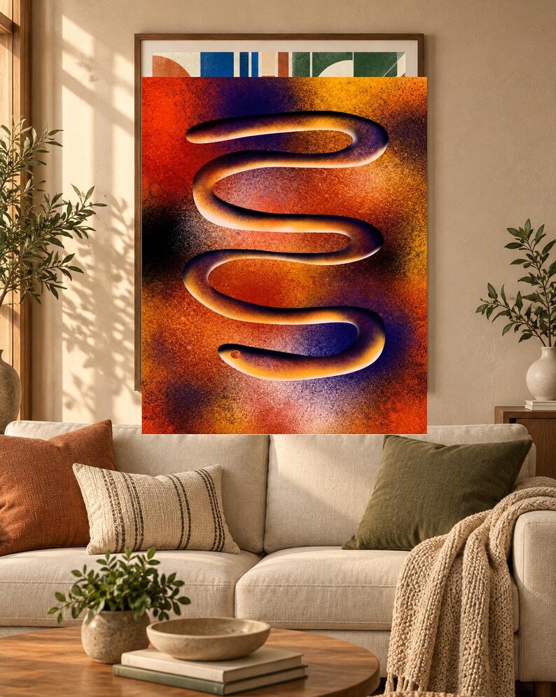 Puede incluir: Una impresi&oacute;n de arte mural rectangular con un fondo vibrante pintado con aerosol en tonos naranja, rojo y morado intenso. Una l&iacute;nea serpentina de color amarillo dorado tridimensional, continua y &uacute;nica, serpentea horizontalmente por el centro.