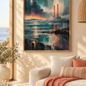 Op de afbeelding: Een vierkante muurkunstprint met een impressionistisch landschapsschilderij van een industri&euml;le kustsc&egrave;ne. Het kunstwerk toont een donkere, stormachtige lucht, een turbulente turquoise en blauwe oceaan en twee hoge, feloranje fabrieksschoorstenen.