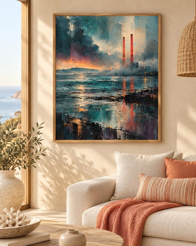 Op de afbeelding: Een vierkante muurkunstprint met een impressionistisch landschapsschilderij van een industri&euml;le kustsc&egrave;ne. Het kunstwerk toont een donkere, stormachtige lucht, een turbulente turquoise en blauwe oceaan en twee hoge, feloranje fabrieksschoorstenen.