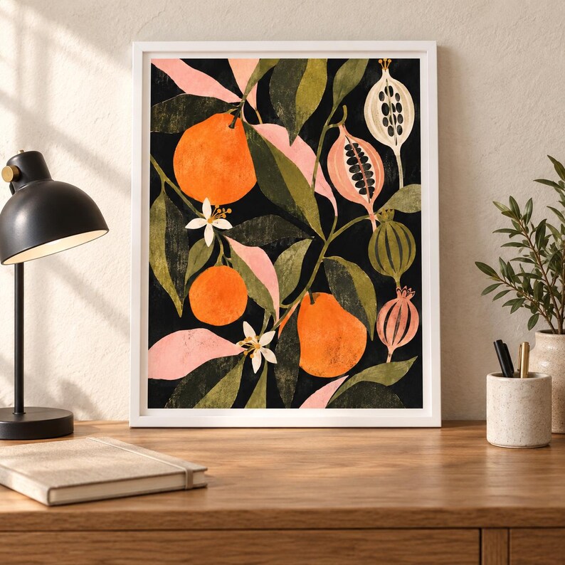 以下が含まれることがあります： 黒い背景に植物のイラストが描かれた額装アートプリント。鮮やかなオレンジ色の柑橘類、緑の葉、淡いピンクの葉、白い花、そしてピンクと緑の色合いの様々な種子の鞘が描かれています。