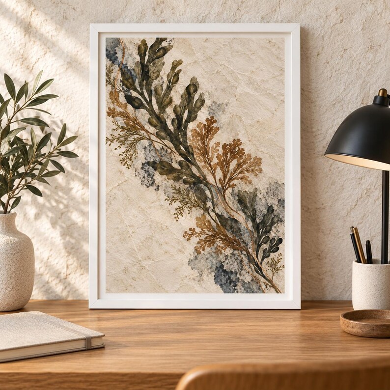 Peut inclure: Un cadre blanc rectangulaire contenant une impression d'&eacute;l&eacute;ments botaniques dispos&eacute;s en diagonale. L'&oelig;uvre pr&eacute;sente un feuillage vert fonc&eacute;, brun et bleu sourd sur un fond textur&eacute; blanc cass&eacute;, cr&eacute;ant une composition organique superpos&eacute;e.