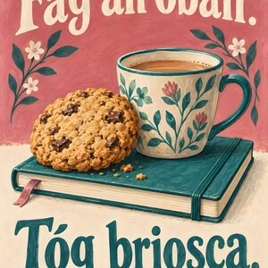 Pu&ograve; includere: Una stampa con un biscotto con gocce di cioccolato su un taccuino verde acqua accanto a una tazza floreale con una bevanda marrone. Il testo F&aacute;g an obair appare in alto in crema, e T&oacute;g briosca appare in basso in verde acqua su sfondo rosa.