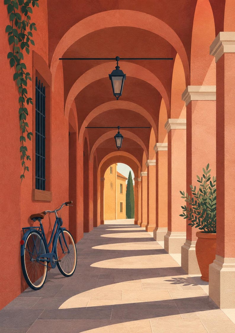 Pu&ograve; includere: Un'illustrazione digitale di una bicicletta blu appoggiata a una parete color terracotta all'interno di un porticato ad archi. Il corridoio presenta lanterne nere sospese, una pianta verde in vaso e piante rampicanti, con la luce del sole che proietta lunghe ombre.
