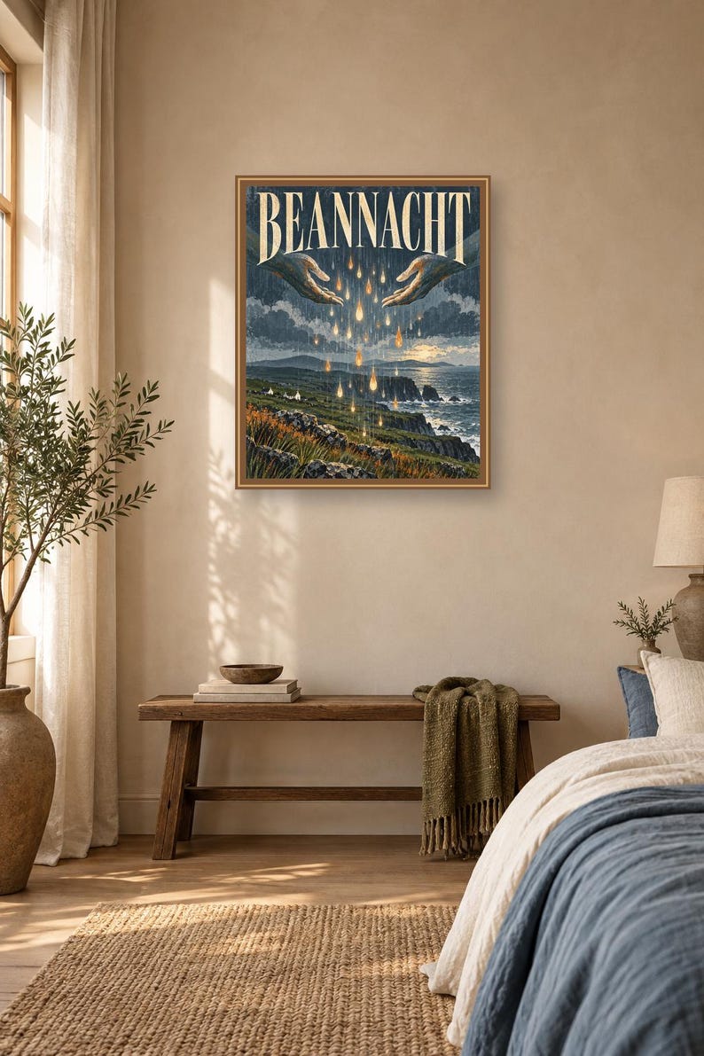 Puede incluir: Una l&aacute;mina de arte mural rectangular enmarcada titulada BEANNACHT que presenta una ilustraci&oacute;n de paisaje con dos manos extendidas una hacia la otra sobre una costa, con gotas doradas brillantes cayendo sobre un acantilado cubierto de hierba.
