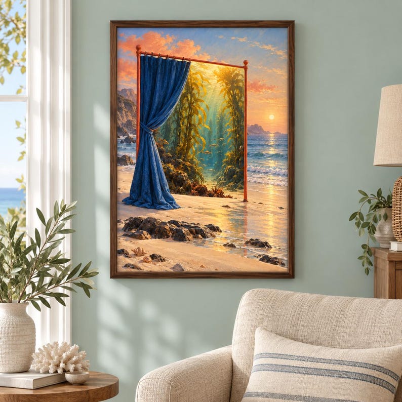 Op de afbeelding: Een ingelijste wandkunstprint met een strandsc&egrave;ne bij zonsondergang, voorzien van een vrijstaand oranje metalen frame met een gedrapeerd blauw gordijn. Door het frame is de oceaan, een kelpbos en het zandstrand zichtbaar onder een gouden lucht.