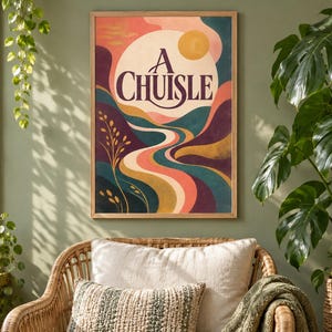 Puede incluir: Una l&aacute;mina decorativa rectangular enmarcada que muestra un paisaje estilizado con colinas onduladas en tonos morado, verde azulado y dorado. Un camino sinuoso conduce hacia un gran sol y el texto A CHUISLE en letras serif moradas.