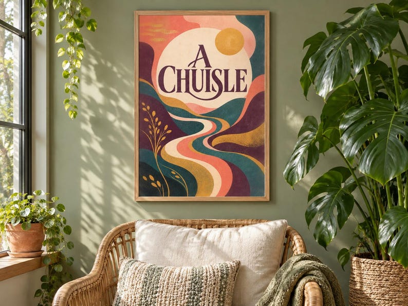 Puede incluir: Una l&aacute;mina decorativa rectangular enmarcada que muestra un paisaje estilizado con colinas onduladas en tonos morado, verde azulado y dorado. Un camino sinuoso conduce hacia un gran sol y el texto A CHUISLE en letras serif moradas.