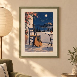 Pu&ograve; includere: Una stampa artistica incorniciata che raffigura un balcone mediterraneo di notte con una sedia in legno blu, un mandolino appoggiato contro di essa, un tavolino rotondo e la vista di una citt&agrave; costiera sotto la luna piena, incorniciata da un bordo verde spento.