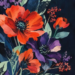 K&ouml;nnte beinhalten: Ein Blumenbild mit gro&szlig;en, leuchtend orangefarbenen Mohnblumen und einer tiefvioletten Blume als Mittelpunkt. Die Komposition enth&auml;lt kleinere Gruppen winziger violetter und roter Bl&uuml;ten vor einem dunkelblauen Hintergrund mit hellgr&uuml;nen Bl&auml;ttern.
