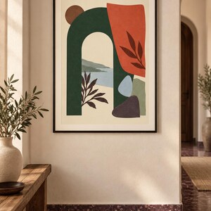 Pu&ograve; includere: Una stampa d'arte da parete incorniciata che presenta un arco verde scuro che incornicia un paesaggio costiero con mare blu e colline. La composizione include una grande forma arancione con una silhouette di foglia, un cerchio marrone e ciottoli astratti.