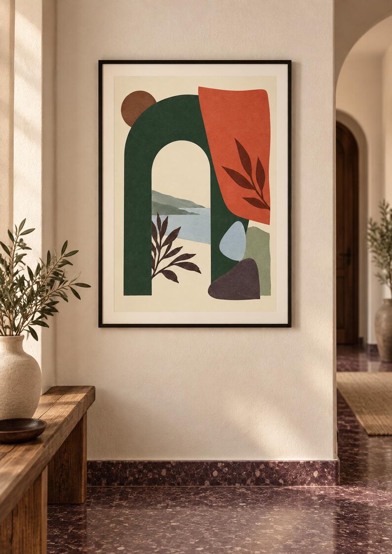 Pu&ograve; includere: Una stampa d'arte da parete incorniciata che presenta un arco verde scuro che incornicia un paesaggio costiero con mare blu e colline. La composizione include una grande forma arancione con una silhouette di foglia, un cerchio marrone e ciottoli astratti.
