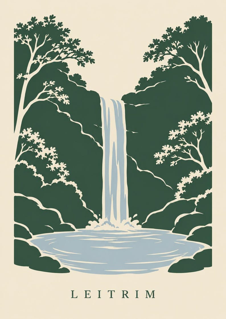 K&ouml;nnte beinhalten: Ein grafischer Kunstdruck, der einen Wasserfall zeigt, der in ein Becken st&uuml;rzt, eingerahmt von dunkelgr&uuml;nen, stilisierten B&auml;umen und Blattwerk vor einem cremefarbenen Hintergrund. Das Wort LEITRIM steht in dunkelgr&uuml;nen Gro&szlig;buchstaben unten.