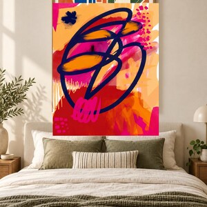 Pu&ograve; includere: Una stampa artistica da parete rettangolare con una composizione astratta a strati audaci di arancione, rosso e rosa acceso. Una linea continua blu navy scuro forma dei cerchi al centro, sovrapposta a pennellate arancioni e piccoli punti rosa.