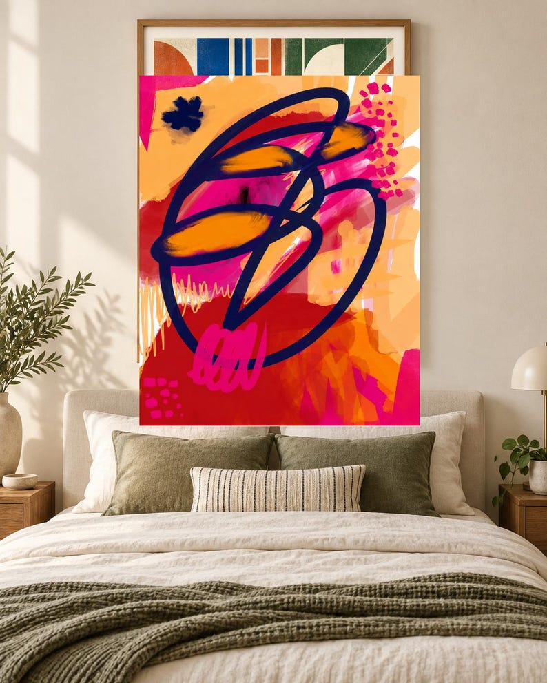 Pu&ograve; includere: Una stampa artistica da parete rettangolare con una composizione astratta a strati audaci di arancione, rosso e rosa acceso. Una linea continua blu navy scuro forma dei cerchi al centro, sovrapposta a pennellate arancioni e piccoli punti rosa.