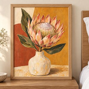 Pu&ograve; includere: Un dipinto incorniciato che raffigura un grande fiore di protea rosa e bianco con foglie verde scuro in un vaso di colore chiaro. Lo sfondo presenta blocchi astratti di caldi colori ocra e terracotta, realizzati con pennellate visibili.