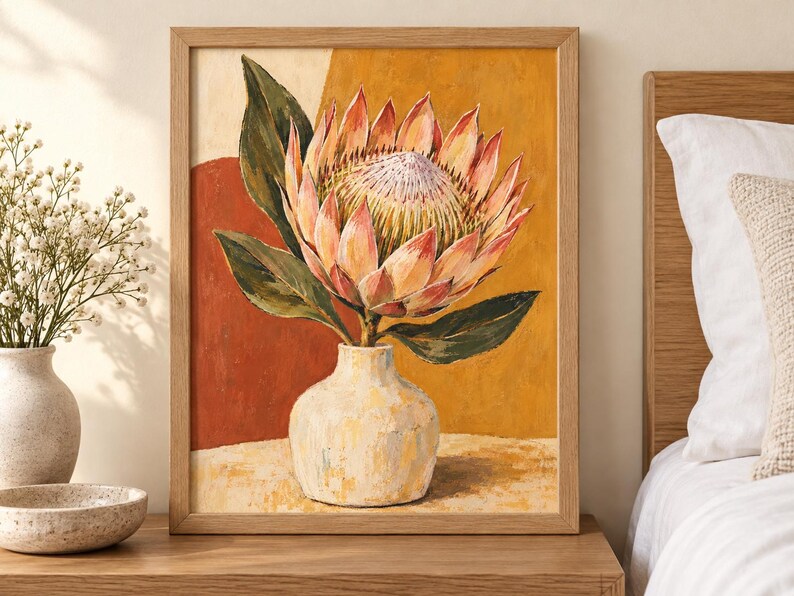 Pu&ograve; includere: Un dipinto incorniciato che raffigura un grande fiore di protea rosa e bianco con foglie verde scuro in un vaso di colore chiaro. Lo sfondo presenta blocchi astratti di caldi colori ocra e terracotta, realizzati con pennellate visibili.