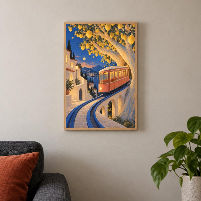 K&ouml;nnte beinhalten: Ein vertikaler Wandkunstdruck, der eine orangefarbene Vintage-Stra&szlig;enbahn auf blauen Schienen &uuml;ber einem steinernen Viadukt zeigt. Ein gro&szlig;er Zitronenbaum mit gelben Fr&uuml;chten w&ouml;lbt sich dar&uuml;ber. Wei&szlig;e mediterrane Geb&auml;ude blicken auf ein blaues Meer.