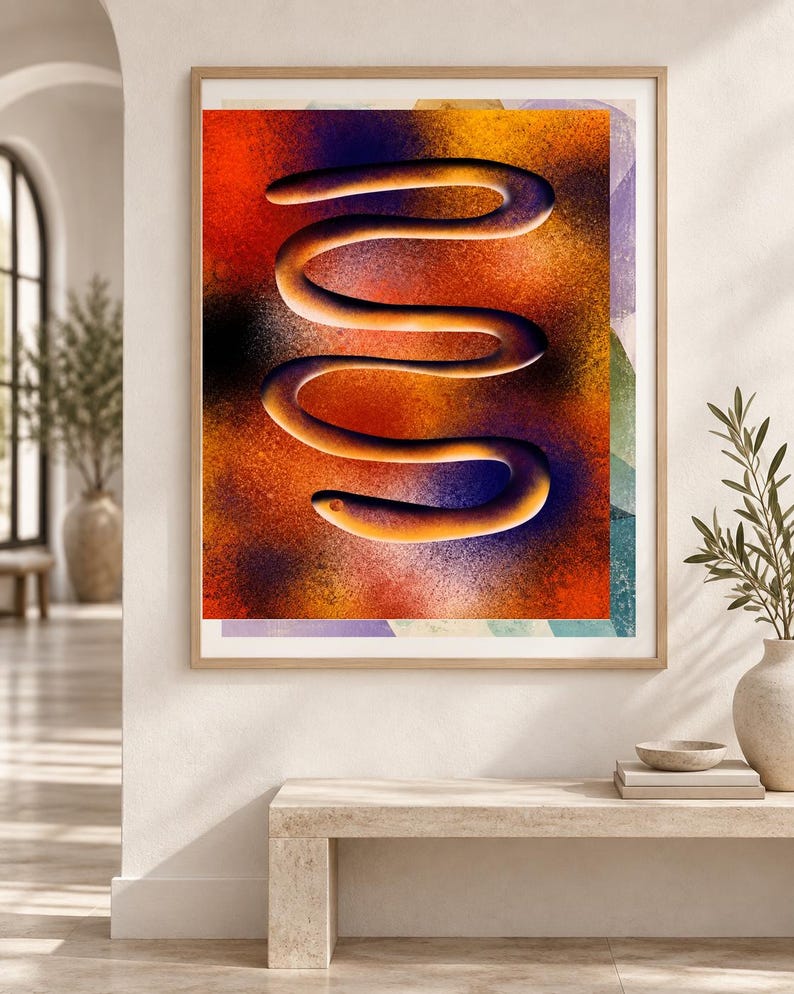 Puede incluir: Una impresi&oacute;n de arte mural enmarcada que presenta una forma central oscura, sinuosa y en forma de S sobre un fondo texturizado vibrante de tonos mezclados de naranja, rojo, amarillo y violeta intenso. La obra est&aacute; en un marco de madera clara.