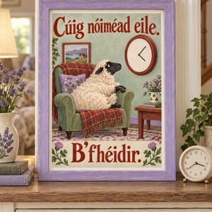 Pu&ograve; includere: Una stampa incorniciata in una cornice color lavanda con l'illustrazione di una pecora dal muso nero e lana bianca seduta su una poltrona verde. Il testo recita C&uacute;ig n&oacute;im&eacute;ad eile e B'fh&eacute;idir. Un orologio rosso e un piccolo quadro sono sulla parete.