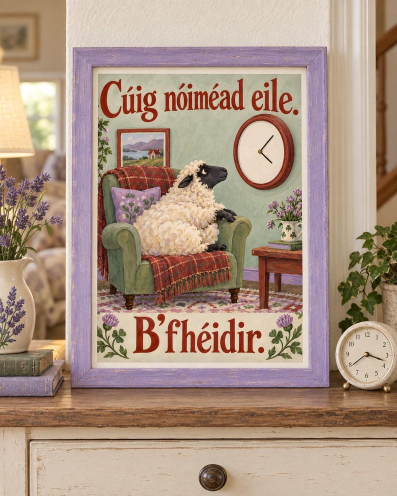 Pu&ograve; includere: Una stampa incorniciata in una cornice color lavanda con l'illustrazione di una pecora dal muso nero e lana bianca seduta su una poltrona verde. Il testo recita C&uacute;ig n&oacute;im&eacute;ad eile e B'fh&eacute;idir. Un orologio rosso e un piccolo quadro sono sulla parete.