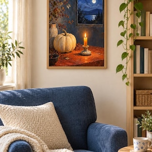 K&ouml;nnte beinhalten: Ein gerahmter Wandkunstdruck, der ein Stillleben mit einem blassen K&uuml;rbis, einer brennenden Kerze im Halter und einer Vase mit Beeren auf einem Tisch zeigt. Durch ein Fenster scheint ein Vollmond &uuml;ber eine dunkelblaue Landschaft.