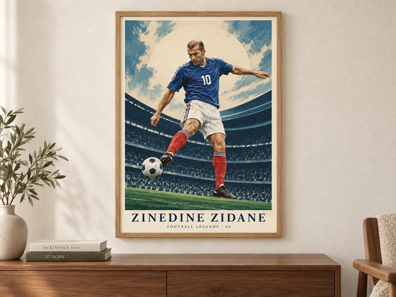 Puede incluir: Un p&oacute;ster enmarcado que muestra a un jugador de f&uacute;tbol con camiseta azul con el n&uacute;mero 10, pantalones cortos blancos y calcetines rojos pateando un bal&oacute;n. El fondo muestra un estadio con un gran sol. El texto dice ZINEDINE ZIDANE FOOTBALL LEGENDS 06.