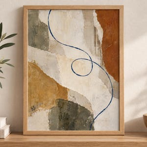 Puede incluir: Una l&aacute;mina de arte mural abstracto enmarcada con formas superpuestas en tonos crema, beige, ocre y verde oliva apagado. Una l&iacute;nea fina, continua y de color azul oscuro se curva y forma un bucle en el centro, contrastando con los bloques de colores terrosos y texturizados.