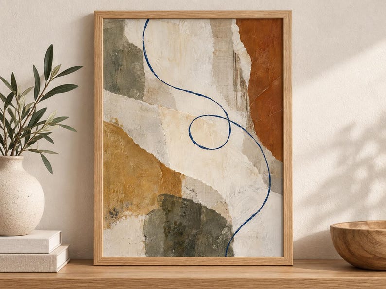 Puede incluir: Una l&aacute;mina de arte mural abstracto enmarcada con formas superpuestas en tonos crema, beige, ocre y verde oliva apagado. Una l&iacute;nea fina, continua y de color azul oscuro se curva y forma un bucle en el centro, contrastando con los bloques de colores terrosos y texturizados.