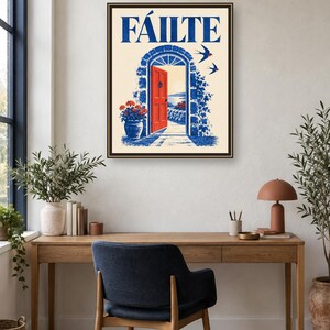 Puede incluir: Una l&aacute;mina enmarcada con la palabra F&Aacute;ILTE en letras azules sobre un arco de piedra con una puerta roja brillante. La ilustraci&oacute;n incluye enredaderas azules, una planta en maceta con flores rojas y dos p&aacute;jaros sobre un fondo de color crema.