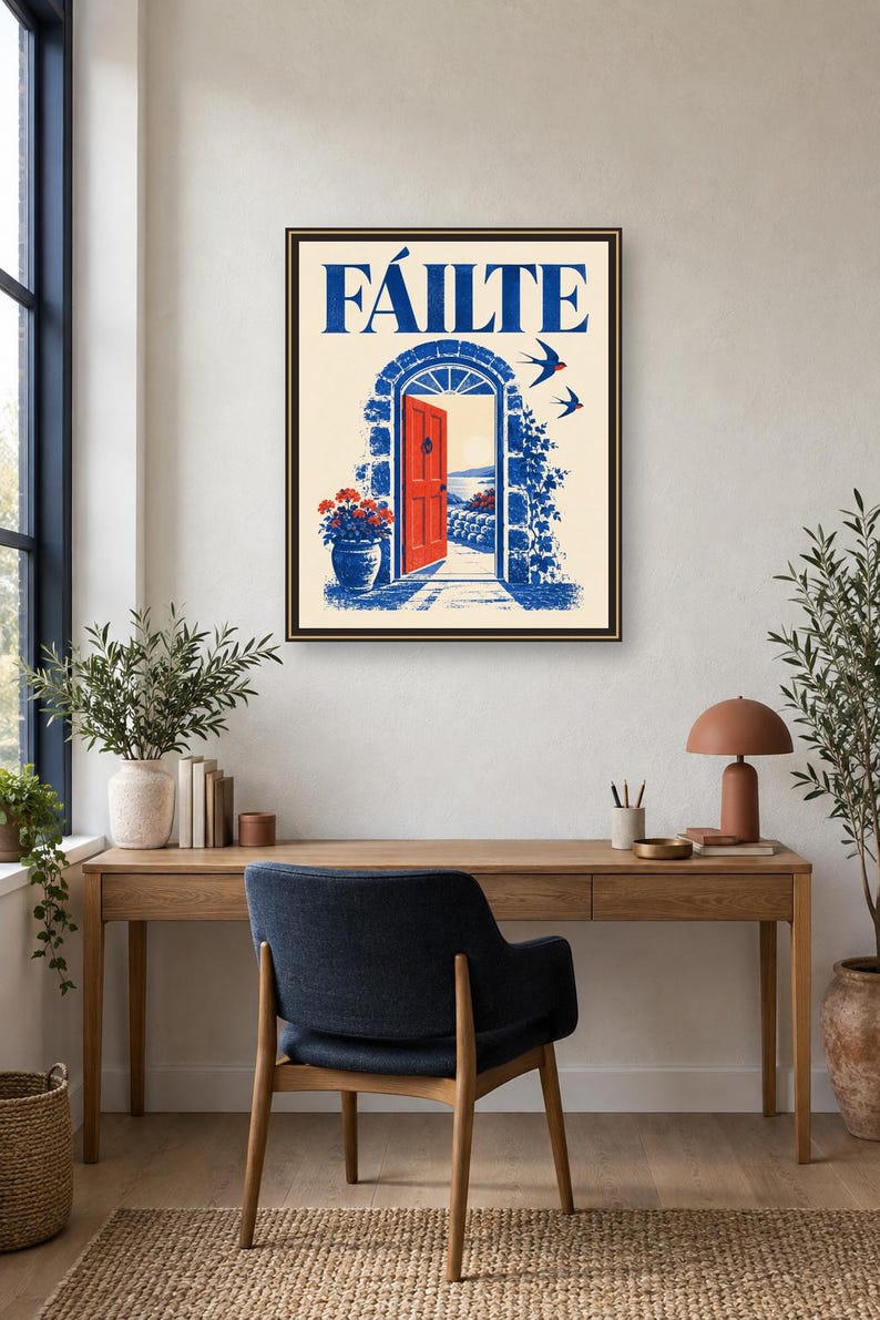 Puede incluir: Una l&aacute;mina enmarcada con la palabra F&Aacute;ILTE en letras azules sobre un arco de piedra con una puerta roja brillante. La ilustraci&oacute;n incluye enredaderas azules, una planta en maceta con flores rojas y dos p&aacute;jaros sobre un fondo de color crema.