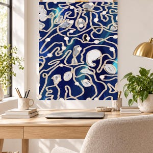 Puede incluir: Una impresi&oacute;n de arte mural rectangular con un fondo azul marino profundo, l&iacute;neas beige abstractas e interconectadas y acentos circulares blancos dispersos. El dise&ntilde;o incluye formas sutiles superpuestas en tonos azul claro y gris.