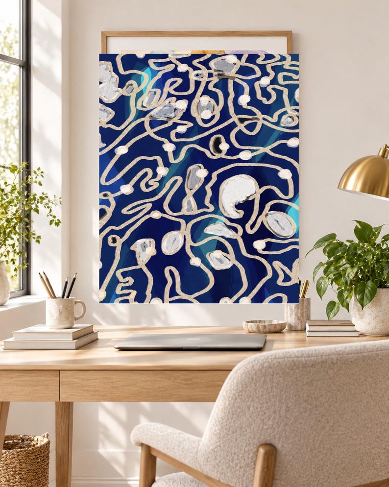Puede incluir: Una impresi&oacute;n de arte mural rectangular con un fondo azul marino profundo, l&iacute;neas beige abstractas e interconectadas y acentos circulares blancos dispersos. El dise&ntilde;o incluye formas sutiles superpuestas en tonos azul claro y gris.