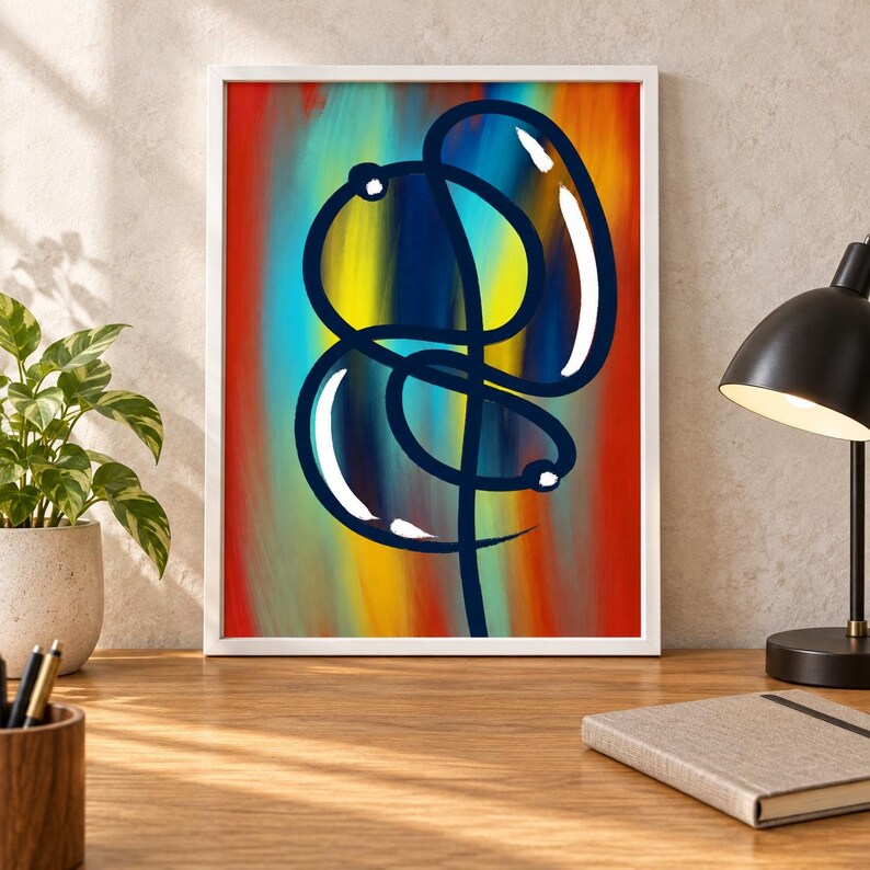 Pu&ograve; includere: Una stampa d'arte da parete incorniciata che presenta una linea blu scuro continua che forma una figura astratta annodata con riflessi bianchi. Lo sfondo &egrave; composto da pennellate verticali sfumate in tonalit&agrave; vivaci di rosso, arancione, giallo e blu.