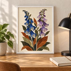 以下が含まれることがあります： 青と紫の2本の背の高いジギタリスの花が描かれた額装済みの植物画。どちらの花も喉元に白い斑点があり、濃い緑色と錆びたオレンジ色の大きな尖った葉に囲まれています。