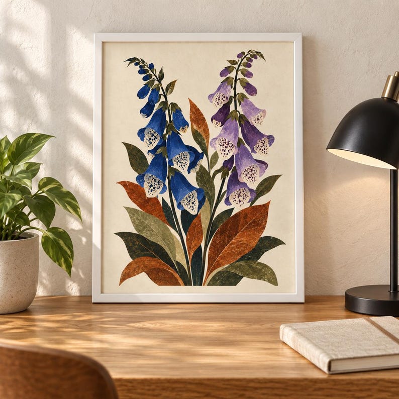 以下が含まれることがあります： 青と紫の2本の背の高いジギタリスの花が描かれた額装済みの植物画。どちらの花も喉元に白い斑点があり、濃い緑色と錆びたオレンジ色の大きな尖った葉に囲まれています。