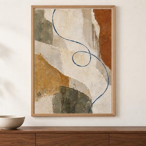 Puede incluir: Una l&aacute;mina de arte mural abstracto enmarcada con formas superpuestas estilo papel rasgado en tonos crema, beige, terracota y verde oliva. Una l&iacute;nea fina, continua y de color azul oscuro se curva y forma un bucle en el centro.