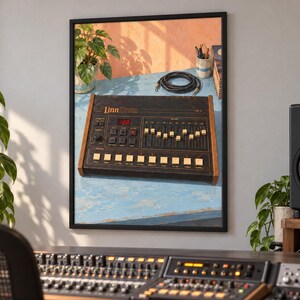 K&ouml;nnte beinhalten: Ein gerahmter Wanddruck einer Vintage-Drummaschine LinnDrum LM-2 mit schwarzer Frontplatte, Holzseitenteilen, digitaler Tempowechselanzeige sowie einer Reihe von Schiebereglern und quadratischen Tasten auf einer hellblauen Oberfl&auml;che.