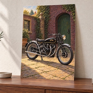 Peut inclure: Une moto noire vintage avec des accents chrom&eacute;s gar&eacute;e sur une terrasse en pierre devant un b&acirc;timent en briques rouges avec une porte cintr&eacute;e verte et du lierre grimpant. La moto pr&eacute;sente un phare rond, des roues &agrave; rayons et une selle en cuir noir.