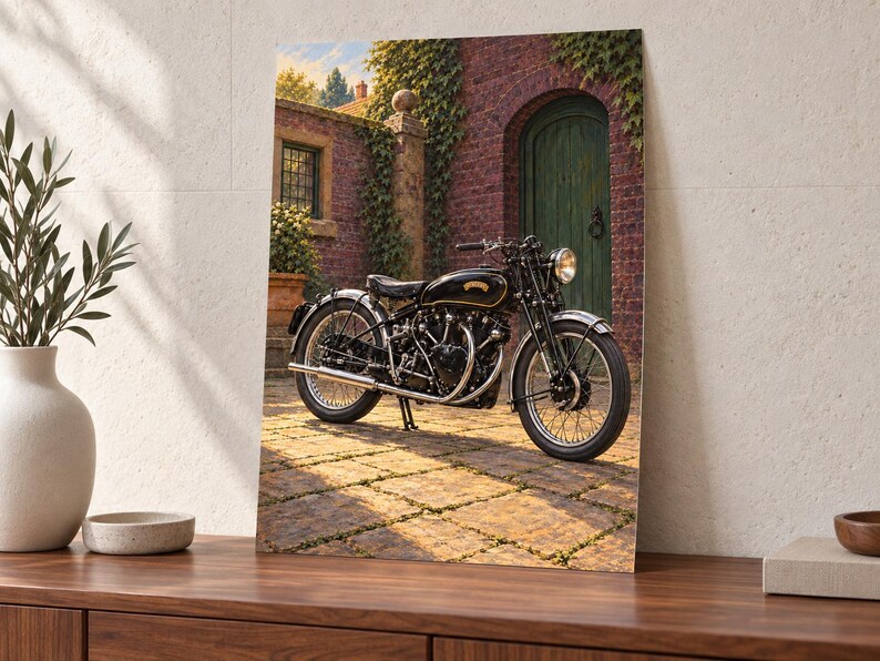 Peut inclure: Une moto noire vintage avec des accents chrom&eacute;s gar&eacute;e sur une terrasse en pierre devant un b&acirc;timent en briques rouges avec une porte cintr&eacute;e verte et du lierre grimpant. La moto pr&eacute;sente un phare rond, des roues &agrave; rayons et une selle en cuir noir.