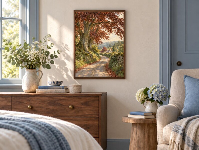 Puede incluir: Una impresi&oacute;n de arte mural enmarcada que representa un camino rural bordeado de grandes &aacute;rboles con follaje oto&ntilde;al en tonos rojos y naranjas. La escena incluye un sendero de tierra que serpentea a trav&eacute;s de un paisaje rural con setos verdes.