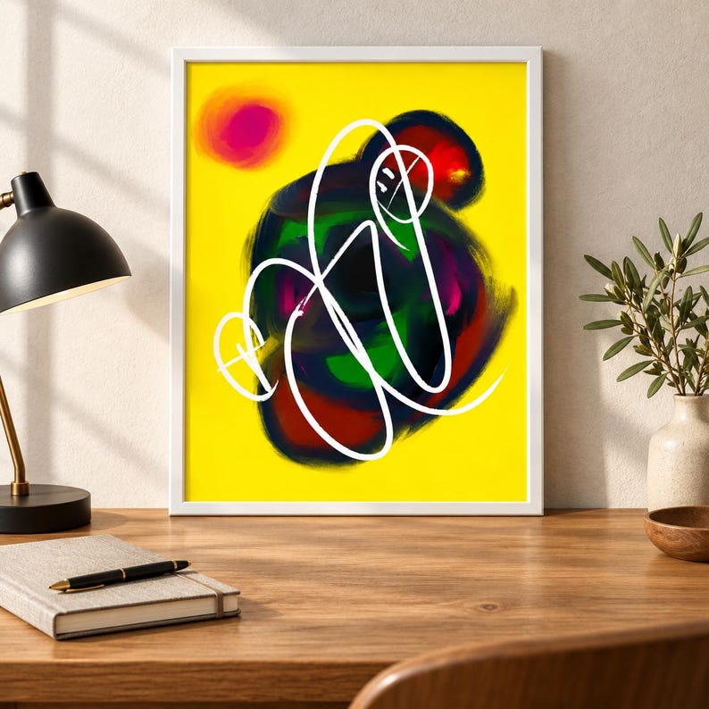 Puede incluir: Una impresi&oacute;n de arte mural enmarcada con un fondo amarillo brillante y una composici&oacute;n abstracta central de pinceladas mezcladas en azul oscuro, verde y rojo, superpuesta con un dibujo de l&iacute;nea blanca continuo y audaz que forma una figura org&aacute;nica.