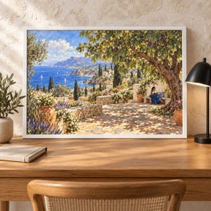Puede incluir: Un cuadro de paisaje enmarcado que representa una escena costera mediterr&aacute;nea con una gran higuera en primer plano, una terraza de piedra y una persona sentada en un banco leyendo. El fondo muestra un mar azul, monta&ntilde;as y veleros.