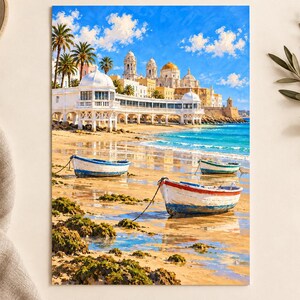 Op de afbeelding: Een levendig schilderij van een kustlandschap met drie kleine houten boten op een zandstrand. Op de achtergrond staat een wit architectonisch bouwwerk met een koepel bij de turquoise oceaan onder een helderblauwe lucht met wolken.