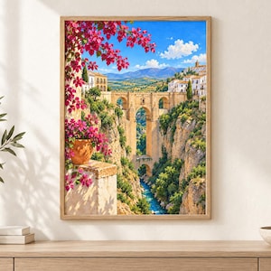 Pu&ograve; includere: Una stampa artistica incorniciata che raffigura un ponte in pietra che attraversa una profonda gola con un fiume sottostante. Fiori di bouganville rosa brillante in un vaso di terracotta sono in primo piano, con edifici bianchi e cielo blu.