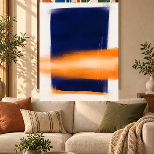 K&ouml;nnte beinhalten: Ein rechteckiger Wandkunstdruck mit einem gro&szlig;en, vertikalen dunkelblauen Block, der auf einem wei&szlig;en Hintergrund zentriert ist. Ein horizontales, verschwommenes orangefarbenes Band kreuzt die Mitte des blauen Blocks, mit feinen wei&szlig;en Linien.